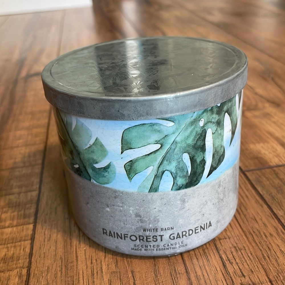 White Barn 3-wick candle.